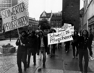 Rechte: Robert-Havemann-Gesellschaft: Foto Bernd Albrecht Bildunterschrift: Mitglieder der Friedensgemeinschaft Jena zeigten bei einem FDJ-Treffen im Mai 1983 anti-militaristische Plakate