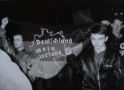 Rechte: Holger Kulick Bildunterschrift: Junge Rechtsextremisten im Herbst 1989 in Leipzig