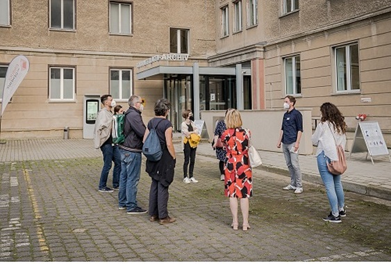 Mehrere Personen stehen vor dem Eingang zum Stasi Museeum scheinbar zufällig